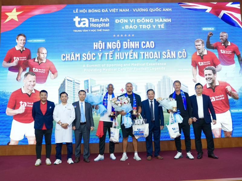 Teddy Sheringham và các huyền thoại ‘Man đỏ’ tạo ấn tượng mạnh tại Bệnh viện đa khoa Tâm Anh - Ảnh 1. Teddy Sheringham và các huyền thoại ‘Man đỏ’ tạo ấn tượng mạnh tại Bệnh viện đa khoa Tâm Anh - Ảnh 1.