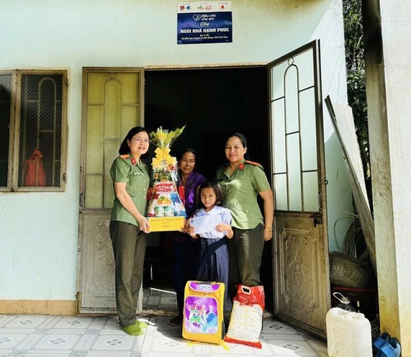 Nữ công an tỉnh Kon Tum trở thành mẹ đỡ đầu của trẻ mồ côi - Ảnh 5.
