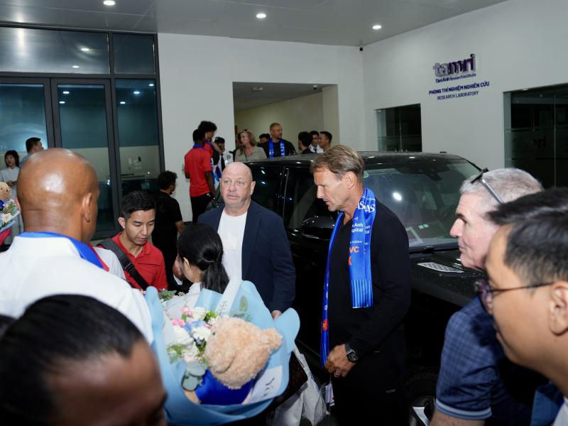 Teddy Sheringham và các huyền thoại ‘Man đỏ’ tạo ấn tượng mạnh tại Bệnh viện đa khoa Tâm Anh - Ảnh 5. Teddy Sheringham và các huyền thoại ‘Man đỏ’ tạo ấn tượng mạnh tại Bệnh viện đa khoa Tâm Anh - Ảnh 5.