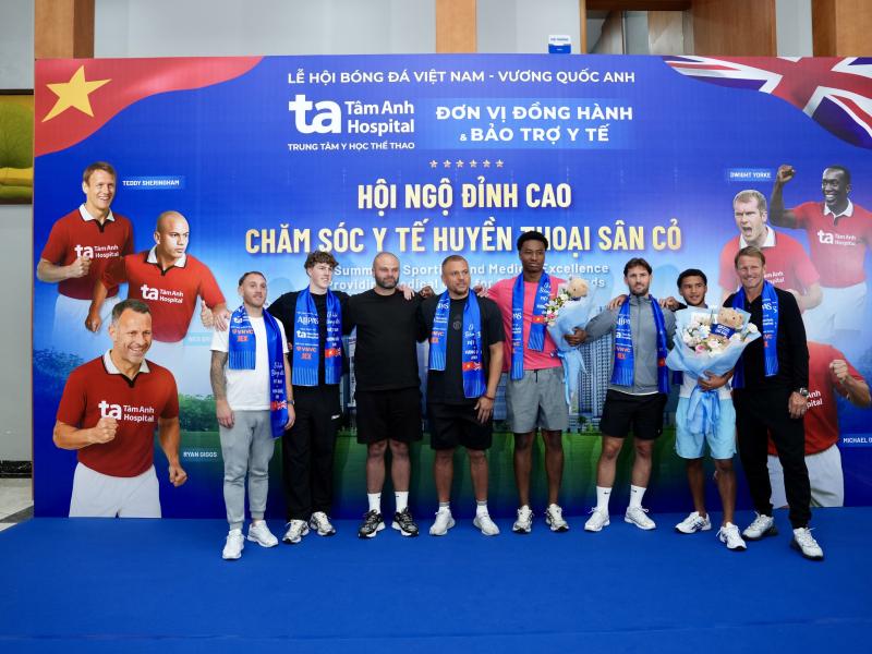 Teddy Sheringham và các huyền thoại ‘Man đỏ’ tạo ấn tượng mạnh tại Bệnh viện đa khoa Tâm Anh - Ảnh 6. Teddy Sheringham và các huyền thoại ‘Man đỏ’ tạo ấn tượng mạnh tại Bệnh viện đa khoa Tâm Anh - Ảnh 6.
