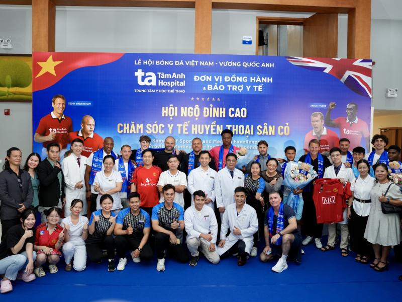 Teddy Sheringham và các huyền thoại ‘Man đỏ’ tạo ấn tượng mạnh tại Bệnh viện đa khoa Tâm Anh - Ảnh 7. Teddy Sheringham và các huyền thoại ‘Man đỏ’ tạo ấn tượng mạnh tại Bệnh viện đa khoa Tâm Anh - Ảnh 7.