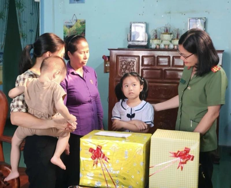 Nữ công an tỉnh Kon Tum trở thành mẹ đỡ đầu của trẻ mồ côi - Ảnh 2.