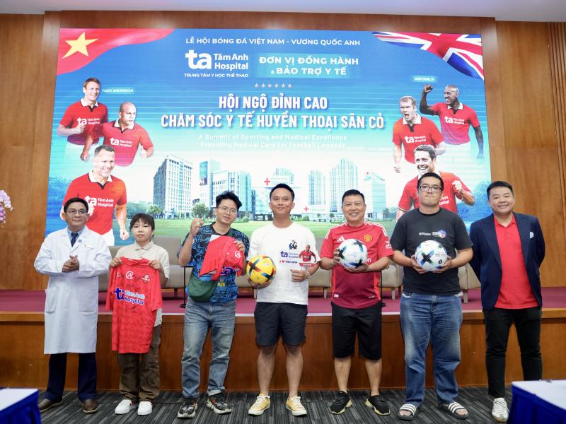 Teddy Sheringham và các huyền thoại ‘Man đỏ’ tạo ấn tượng mạnh tại Bệnh viện đa khoa Tâm Anh - Ảnh 8. Teddy Sheringham và các huyền thoại ‘Man đỏ’ tạo ấn tượng mạnh tại Bệnh viện đa khoa Tâm Anh - Ảnh 8.
