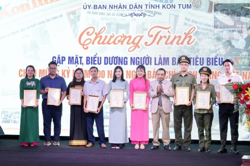 PV Báo Thanh Niên đoạt giải B giải báo chí tỉnh Kon Tum- Ảnh 2. PV Báo Thanh Niên đoạt giải B giải báo chí tỉnh Kon Tum- Ảnh 2.