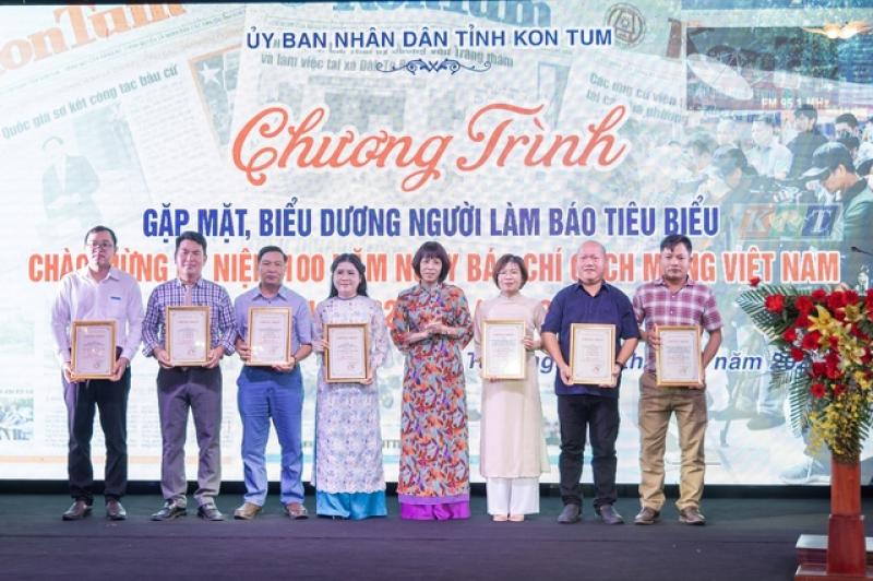 PV Báo Thanh Niên đoạt giải B giải báo chí tỉnh Kon Tum- Ảnh 1. PV Báo Thanh Niên đoạt giải B giải báo chí tỉnh Kon Tum- Ảnh 1.