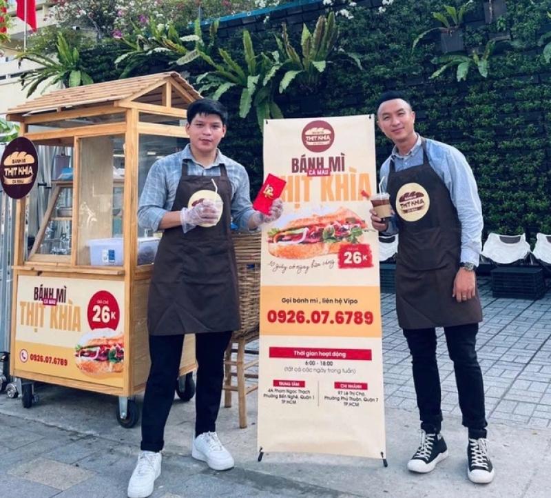 MC Việt Phong bất ngờ bán bánh mì thịt khìa Cà Mau tại TP . HCM - Ảnh 1. MC Việt Phong bất ngờ bán bánh mì thịt khìa Cà Mau tại TP . HCM - Ảnh 1.