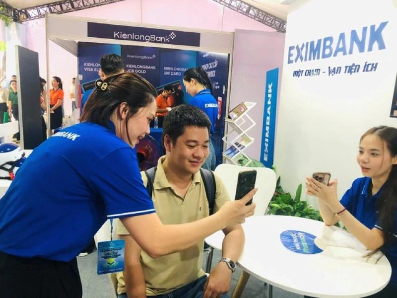 Eximbank khuấy động ngày không tiền mặt với các giải pháp tài chính số tiện lợi - Ảnh 1.