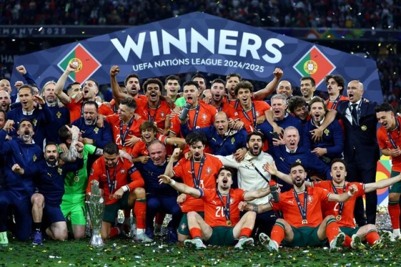 Ronaldo tuổi 40: 'Gừng cay' khiến sao trẻ ngả mũ- Ảnh 3. Ronaldo tuổi 40: 'Gừng cay' khiến sao trẻ ngả mũ- Ảnh 3.