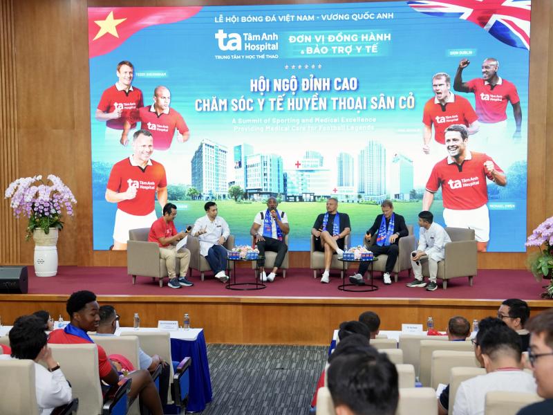 Teddy Sheringham và các huyền thoại ‘Man đỏ’ tạo ấn tượng mạnh tại Bệnh viện đa khoa Tâm Anh - Ảnh 11. Teddy Sheringham và các huyền thoại ‘Man đỏ’ tạo ấn tượng mạnh tại Bệnh viện đa khoa Tâm Anh - Ảnh 11.