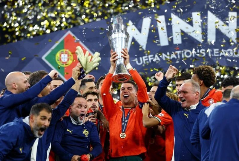 Ronaldo tuổi 40: 'Gừng cay' khiến sao trẻ ngả mũ- Ảnh 1. Ronaldo tuổi 40: 'Gừng cay' khiến sao trẻ ngả mũ- Ảnh 1.