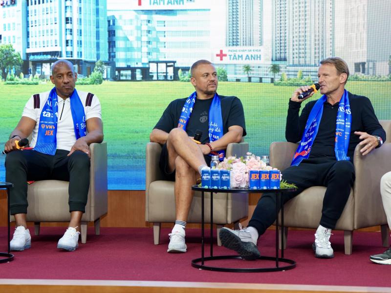 Teddy Sheringham và các huyền thoại ‘Man đỏ’ tạo ấn tượng mạnh tại Bệnh viện đa khoa Tâm Anh - Ảnh 13. Teddy Sheringham và các huyền thoại ‘Man đỏ’ tạo ấn tượng mạnh tại Bệnh viện đa khoa Tâm Anh - Ảnh 13.