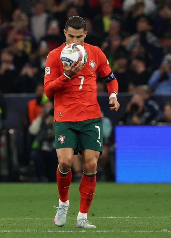 Ronaldo tuổi 40: 'Gừng cay' khiến sao trẻ ngả mũ- Ảnh 2. Ronaldo tuổi 40: 'Gừng cay' khiến sao trẻ ngả mũ- Ảnh 2.