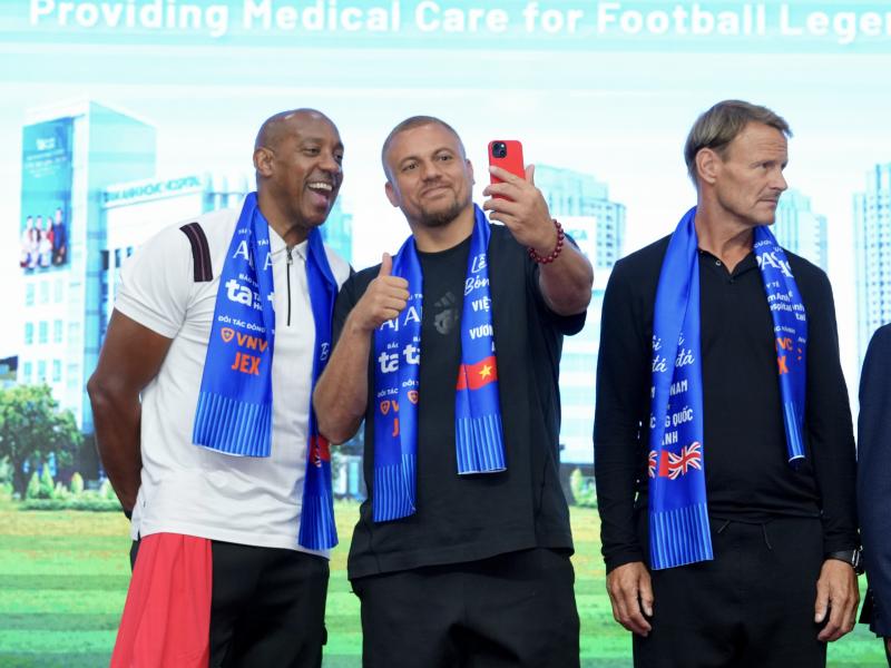 Teddy Sheringham và các huyền thoại ‘Man đỏ’ tạo ấn tượng mạnh tại Bệnh viện đa khoa Tâm Anh - Ảnh 14. Teddy Sheringham và các huyền thoại ‘Man đỏ’ tạo ấn tượng mạnh tại Bệnh viện đa khoa Tâm Anh - Ảnh 14.