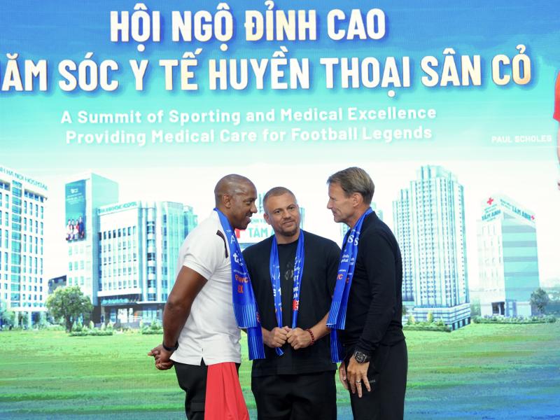 Teddy Sheringham và các huyền thoại ‘Man đỏ’ tạo ấn tượng mạnh tại Bệnh viện đa khoa Tâm Anh - Ảnh 15. Teddy Sheringham và các huyền thoại ‘Man đỏ’ tạo ấn tượng mạnh tại Bệnh viện đa khoa Tâm Anh - Ảnh 15.