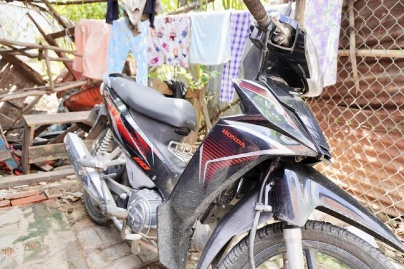Bệnh viện Mắt TP.HCM tặng xe máy cho ông lão bán vé số 'nuôi 10 miệng ăn'- Ảnh 8. Bệnh viện Mắt TP.HCM tặng xe máy cho ông lão bán vé số 'nuôi 10 miệng ăn'- Ảnh 8.