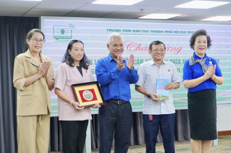 Cựu cán bộ Đoàn Thanh niên Việt Nam thăm 'tòa soạn thứ 2' của nhà báo - Ảnh 1.