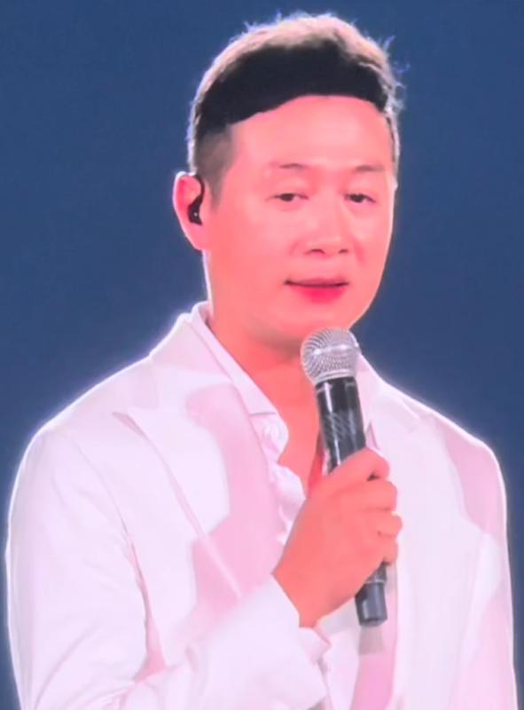 MC Anh Tuấn liều lĩnh 'cháy' cùng dàn 'Anh trai vượt ngàn chông gai' - Ảnh 4.