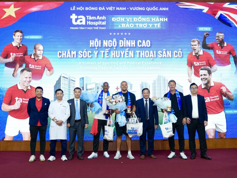 Teddy Sheringham và các huyền thoại ‘Man đỏ’ tạo ấn tượng mạnh tại Bệnh viện đa khoa Tâm Anh - Ảnh 16. Teddy Sheringham và các huyền thoại ‘Man đỏ’ tạo ấn tượng mạnh tại Bệnh viện đa khoa Tâm Anh - Ảnh 16.