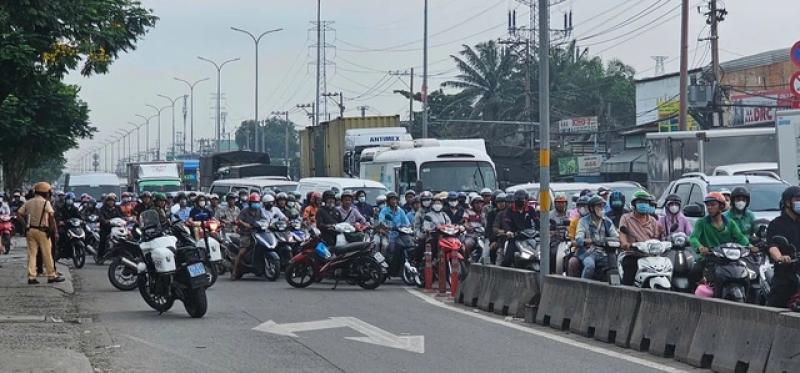 Xe khách giường nằm leo dải phân cách, hành khách hoảng loạn - Ảnh 3.