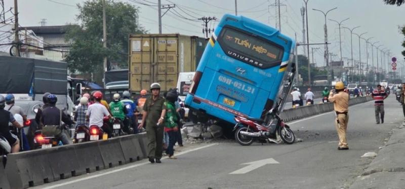 Xe khách giường nằm leo dải phân cách, hành khách hoảng loạn - Ảnh 4.