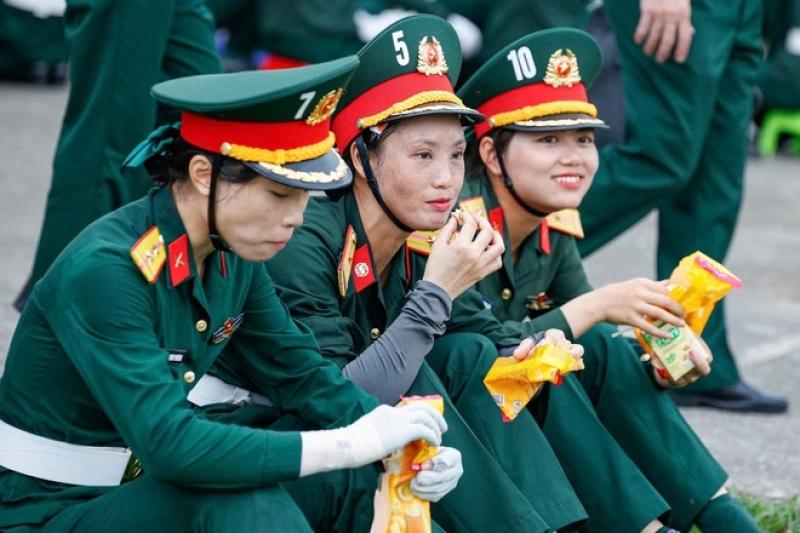 Hàng nghìn nữ chiến sĩ đổ mồ hôi trong buổi hợp luyện nhiệm vụ A80- Ảnh 14. Hàng nghìn nữ chiến sĩ đổ mồ hôi trong buổi hợp luyện nhiệm vụ A80- Ảnh 14.