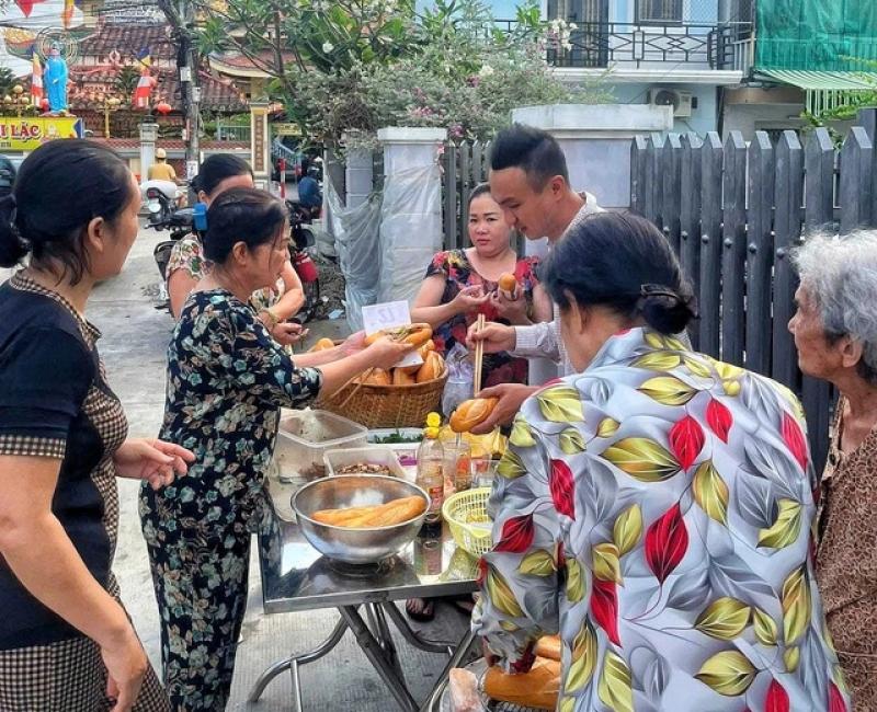 MC Việt Phong bất ngờ bán bánh mì thịt khìa Cà Mau tại TP . HCM - Ảnh 2. MC Việt Phong bất ngờ bán bánh mì thịt khìa Cà Mau tại TP . HCM - Ảnh 2.