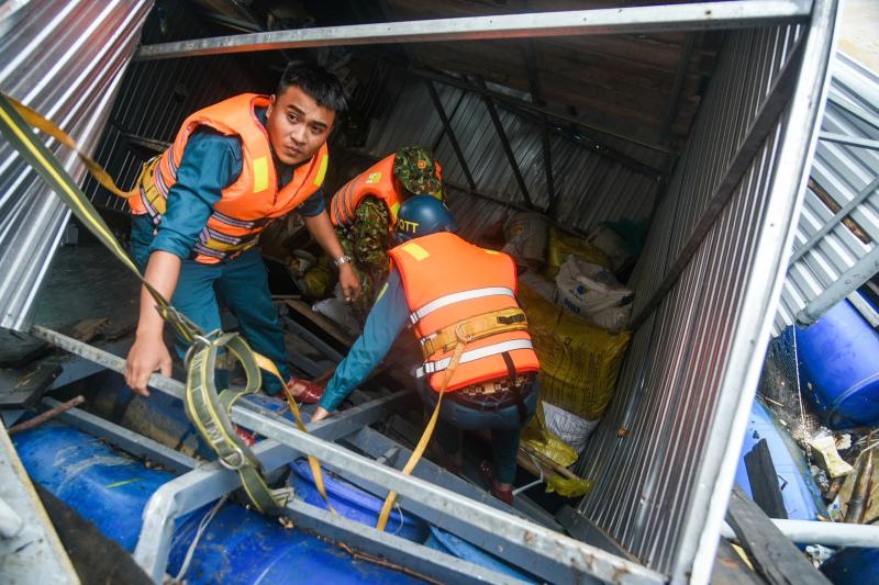 Nước lũ cuốn trôi lồng bè, người dân mất trắng 50 tấn cá - Ảnh 9.