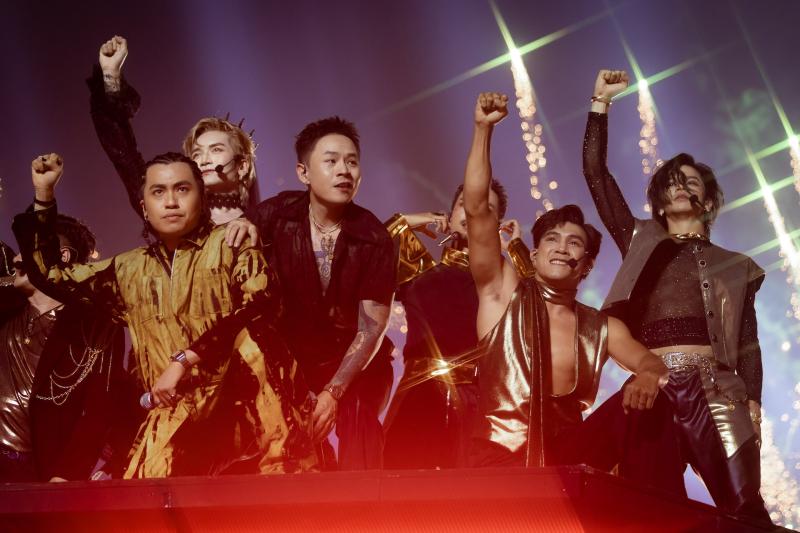 MC Anh Tuấn liều lĩnh 'cháy' cùng dàn 'Anh trai vượt ngàn chông gai' - Ảnh 7.