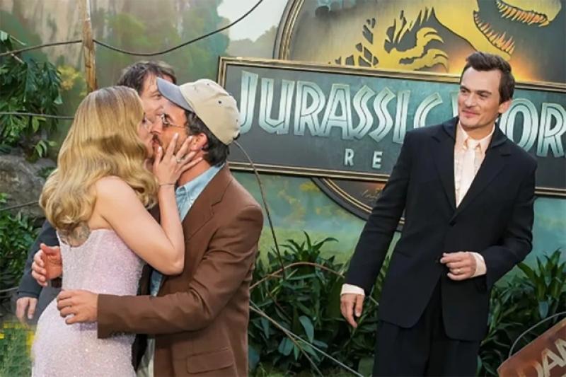 Scarlett Johansson và Jonathan Bailey gây sốc tại buổi ra mắt bom tấn 'Jurassic World Rebirth'- Ảnh 2. Scarlett Johansson và Jonathan Bailey gây sốc tại buổi ra mắt bom tấn 'Jurassic World Rebirth'- Ảnh 2.