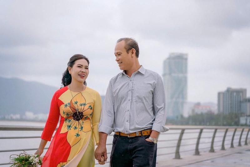 Những clip triệu view của chàng trai kể chuyện cha mẹ bán cháo bình dân - Ảnh 2.
