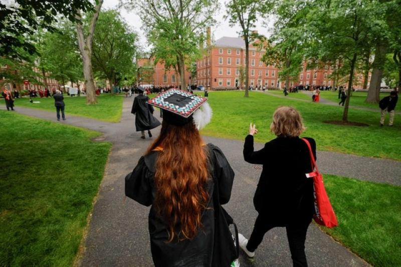 Mỹ khôi phục xử lý thị thực sinh viên nước ngoài tại Đại học Harvard - Ảnh 1.