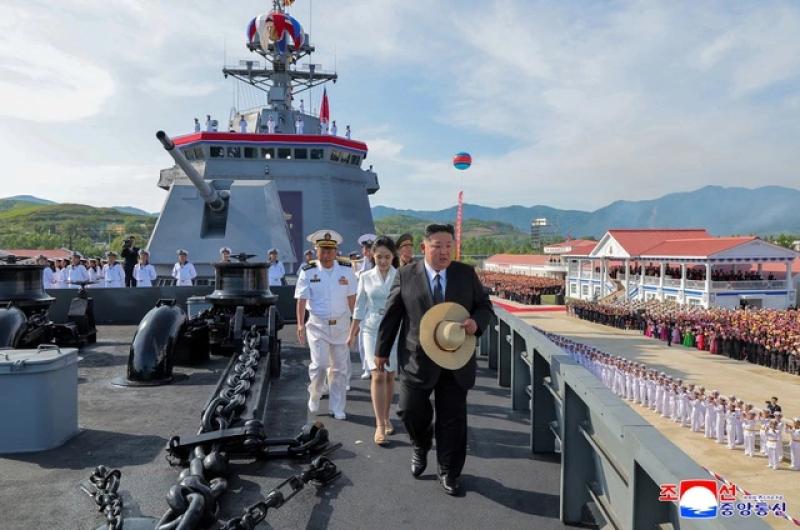 Ông Kim Jong-un thị sát tàu khu trục mới, tiết lộ kế hoạch đóng thêm chiến hạm- Ảnh 1. Ông Kim Jong-un thị sát tàu khu trục mới, tiết lộ kế hoạch đóng thêm chiến hạm- Ảnh 1.