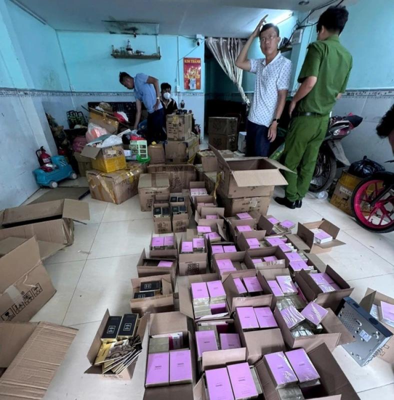 Công an TP.HCM bắt 7 người, thu giữ hơn 10.000 chai nước hoa giả thương hiệu lớn- Ảnh 1. Công an TP.HCM bắt 7 người, thu giữ hơn 10.000 chai nước hoa giả thương hiệu lớn- Ảnh 1.