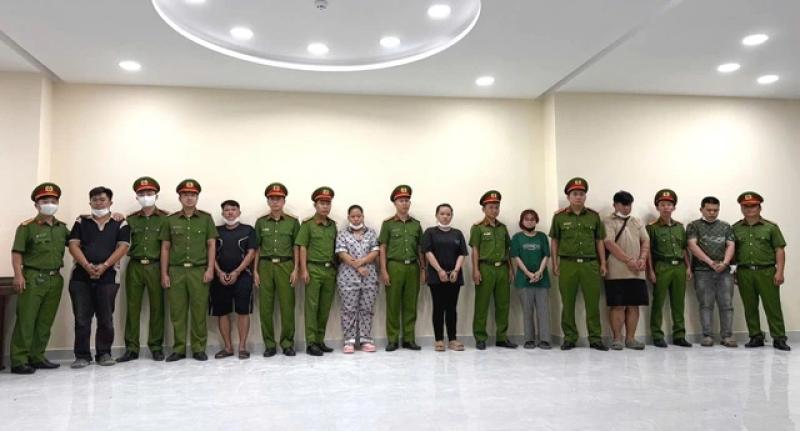 Công an TP.HCM bắt 7 người, thu giữ hơn 10.000 chai nước hoa giả thương hiệu lớn- Ảnh 2. Công an TP.HCM bắt 7 người, thu giữ hơn 10.000 chai nước hoa giả thương hiệu lớn- Ảnh 2.