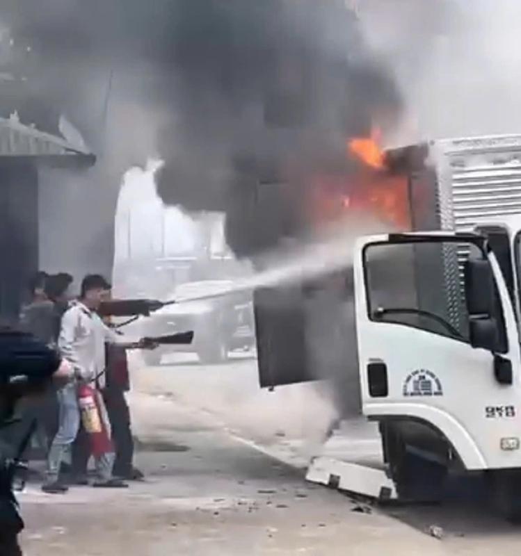TP.HCM: Xe tải đang chạy bốc cháy dữ dội, nhiều người hỗ trợ tài xế dập lửa- Ảnh 1. TP.HCM: Xe tải đang chạy bốc cháy dữ dội, nhiều người hỗ trợ tài xế dập lửa- Ảnh 1.