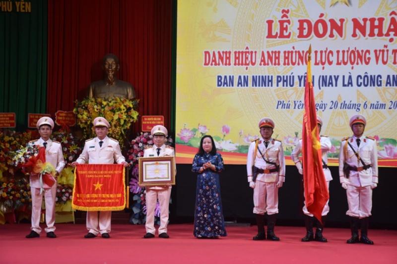 Công an tỉnh Phú Yên đón nhận danh hiệu Anh hùng LLVTND - Ảnh 1.