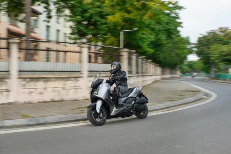 Yamaha XMAX 300: Mẫu maxi-scooter hiện đại, cân cả tốc độ, tiện nghi và công nghệ - Ảnh 3.