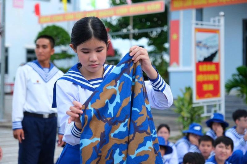 Học kỳ quân đội ươm mầm yêu nước tại Vùng 2 Hải quân - Ảnh 1.