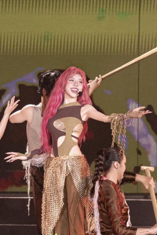 Trang Pháp thở oxy ở hậu trường 'Chị đẹp concert' - Ảnh 9.