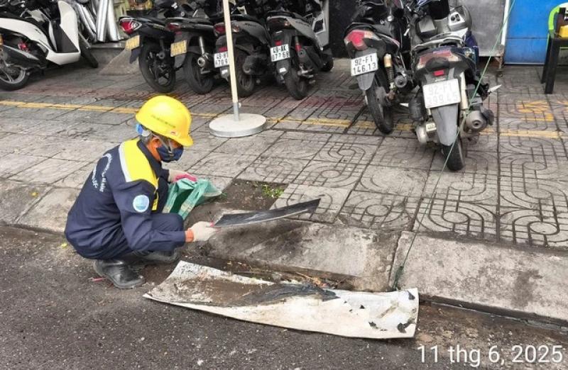 Đà Nẵng: Đồng loạt khơi thông cửa thu, nạo vét ứng phó mưa lớn do áp thấp- Ảnh 3. Đà Nẵng: Đồng loạt khơi thông cửa thu, nạo vét ứng phó mưa lớn do áp thấp- Ảnh 3.