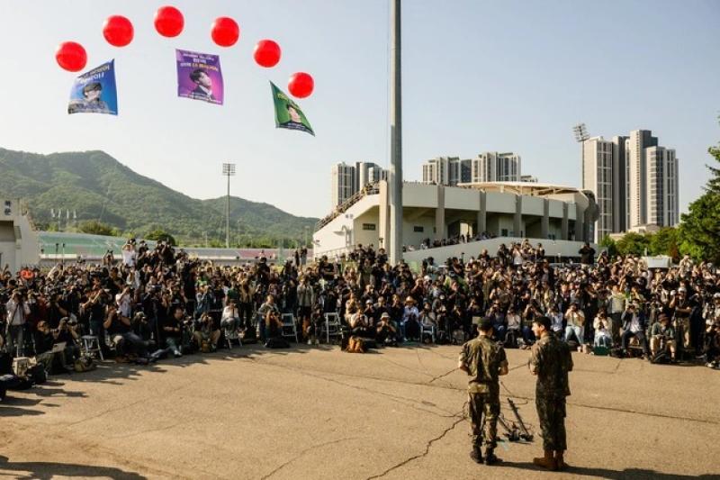 4 thành viên BTS gây sốt khi trở lại, hé lộ cuộc sống trong quân ngũ - Ảnh 1.