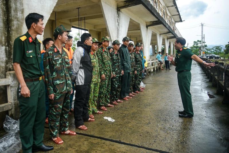 Nước lũ cuốn trôi lồng bè, người dân mất trắng 50 tấn cá - Ảnh 8.