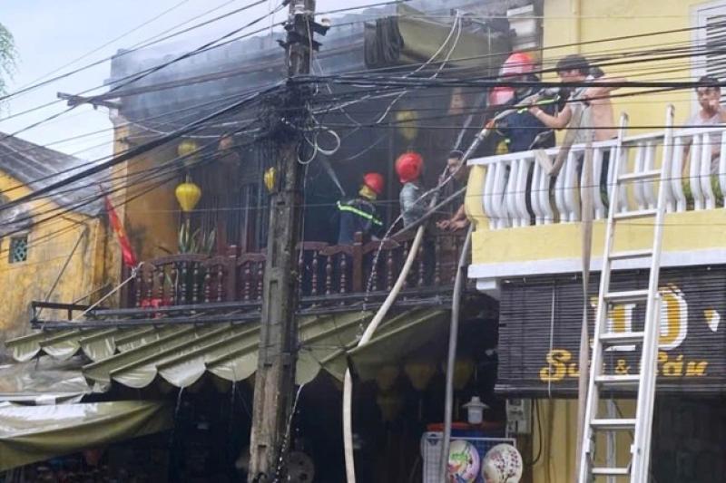 Cháy nhà lưu niệm trong khu phố cổ Hội An - Ảnh 1.
