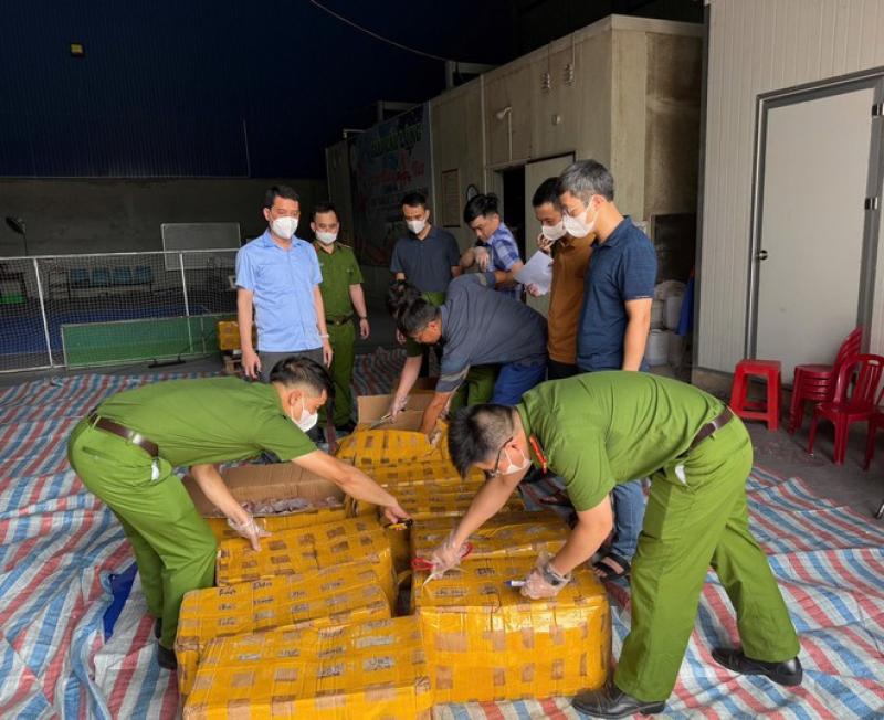 Công an tạm giữ 20 tấn nội tạng động vật bốc mùi, không rõ nguồn gốc- Ảnh 5. Công an tạm giữ 20 tấn nội tạng động vật bốc mùi, không rõ nguồn gốc- Ảnh 5.