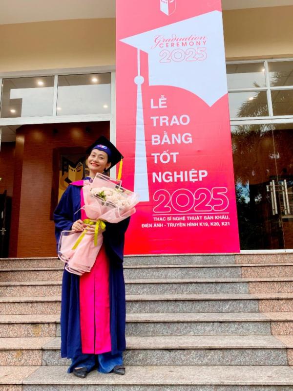 Trịnh Kim Chi, Hoàng Mập, Hạnh Thúy nhận bằng tốt nghiệp thạc sĩ- Ảnh 4. Trịnh Kim Chi, Hoàng Mập, Hạnh Thúy nhận bằng tốt nghiệp thạc sĩ- Ảnh 4.