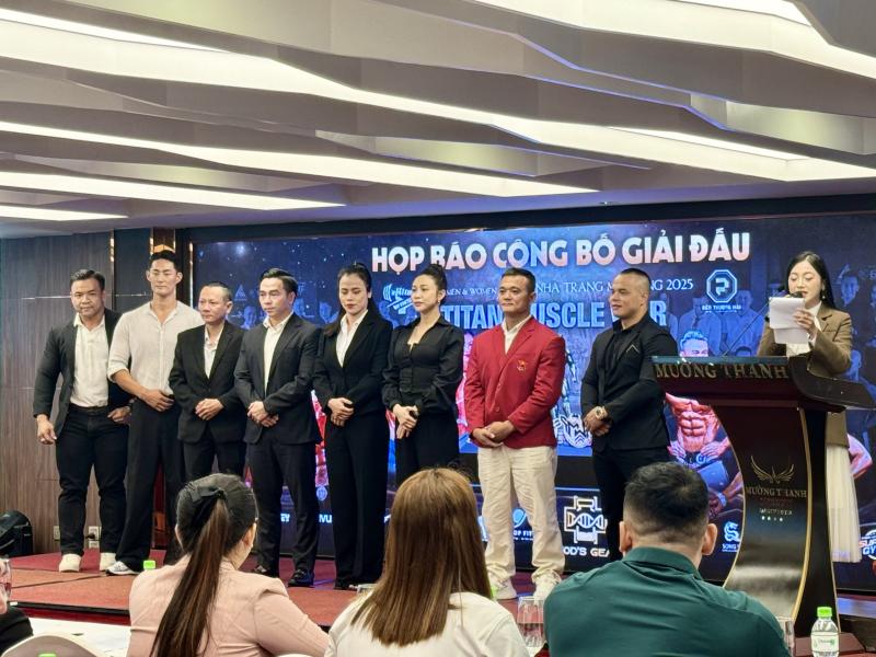 Những nữ VĐV thể hình cơ bắp cuồn cuộn chia sẻ bí quyết lột xác vóc dáng - Ảnh 1.