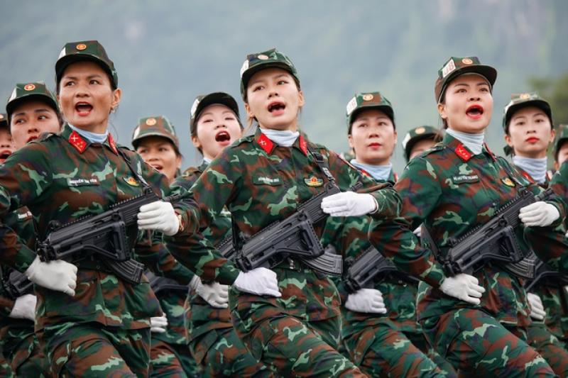 Hàng nghìn nữ chiến sĩ đổ mồ hôi trong buổi hợp luyện nhiệm vụ A80- Ảnh 6. Hàng nghìn nữ chiến sĩ đổ mồ hôi trong buổi hợp luyện nhiệm vụ A80- Ảnh 6.