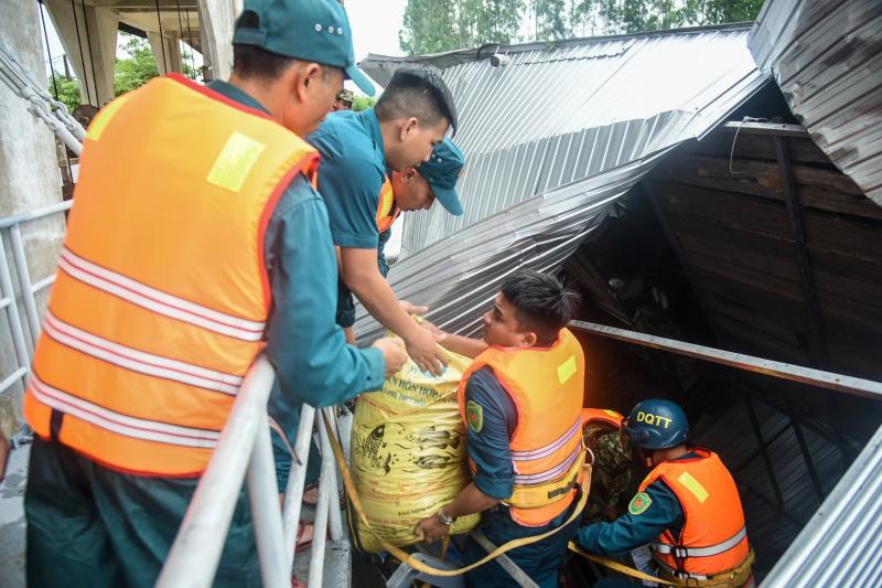 Nước lũ cuốn trôi lồng bè, người dân mất trắng 50 tấn cá - Ảnh 11.