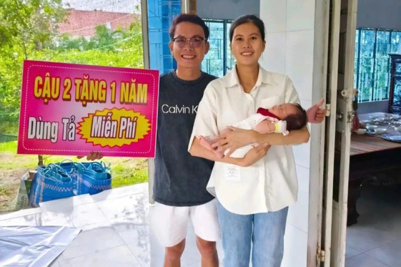 - Ảnh 1. Đầy tháng cháu gái, người cậu miền Tây 'chơi lớn' tặng 1 năm dùng tã miễn phí - Ảnh 1.