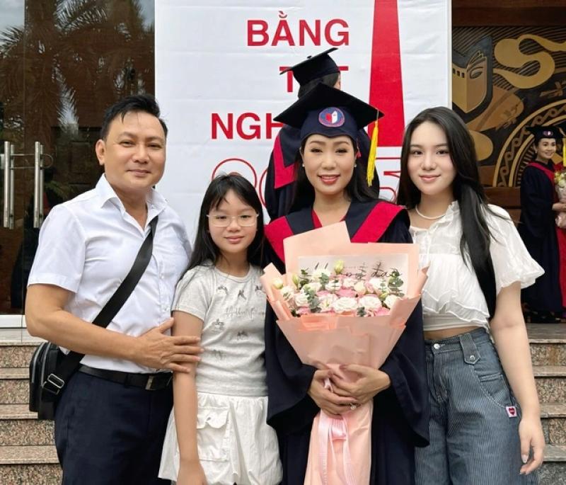 Trịnh Kim Chi, Hoàng Mập, Hạnh Thúy nhận bằng tốt nghiệp thạc sĩ- Ảnh 2. Trịnh Kim Chi, Hoàng Mập, Hạnh Thúy nhận bằng tốt nghiệp thạc sĩ- Ảnh 2.